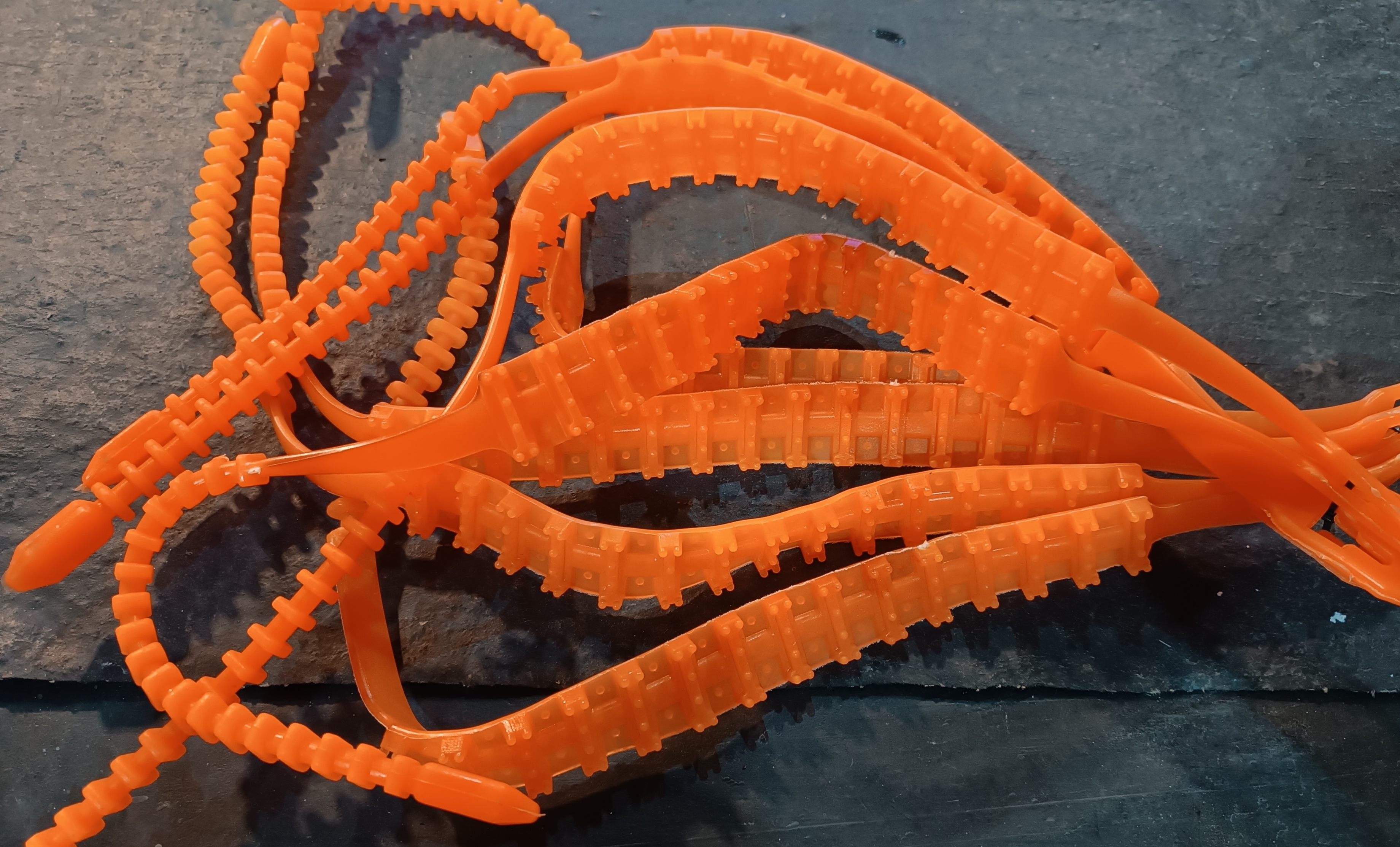 زنجیر چرخ پلاستیکی ژله ای ( بسته 8 عددی ) مناسب انواع خودرو